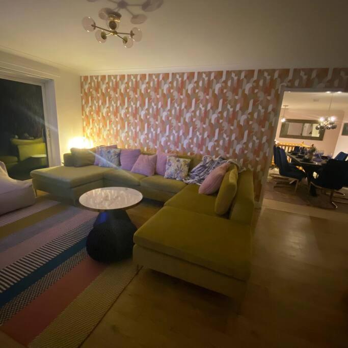 Luxury 4-5 Bed Home With Games Room And Balcony Newtown  Exterior foto